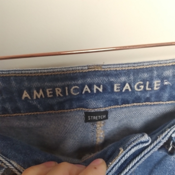 American Eagle Light Wash Distressed High Rise Stretch Denim Mom Jeans Size 0 - Picture 4 of 12